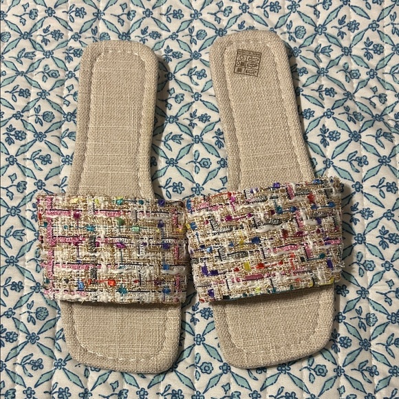 Stylish Women's Flats in Gold, Cream, and Multicolor - Picture 2 of 4